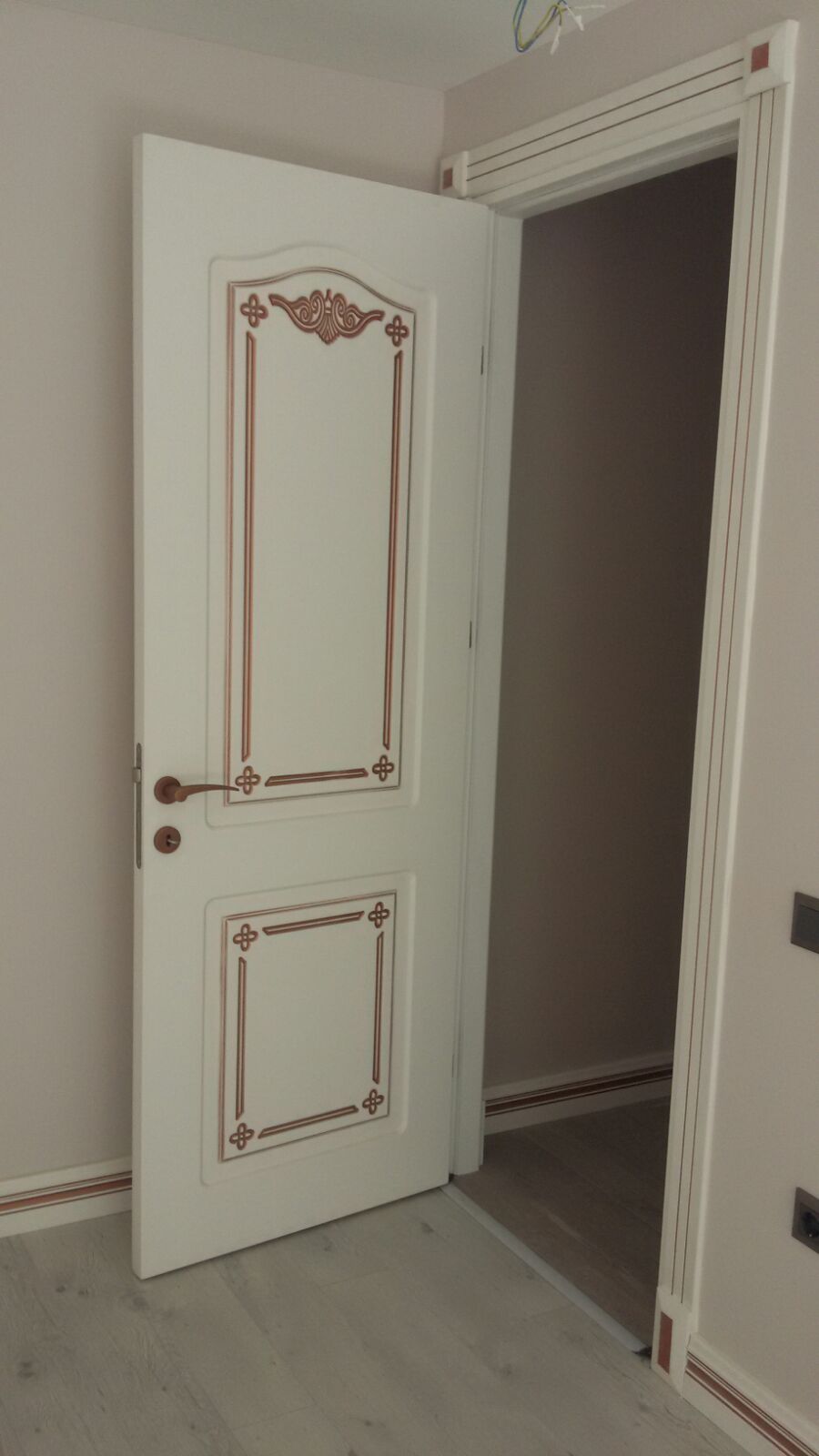 Aydem Modern Çizgili Ahşap Kapı